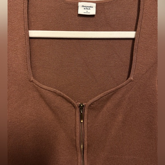 Abercrombie & Fitch Zip-Up Notch-Neck Slim Top - small - Picture 5 of 6